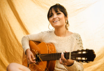 Singen als Hobby. Frau mit Gitarre beim Singen