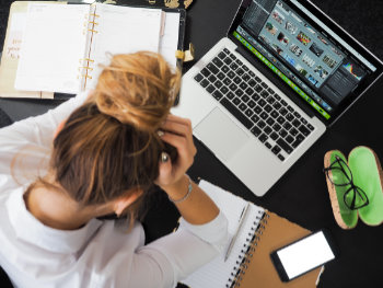 Ausgleich zur Arbeit. Frau Am Schreibtisch mit Laptop